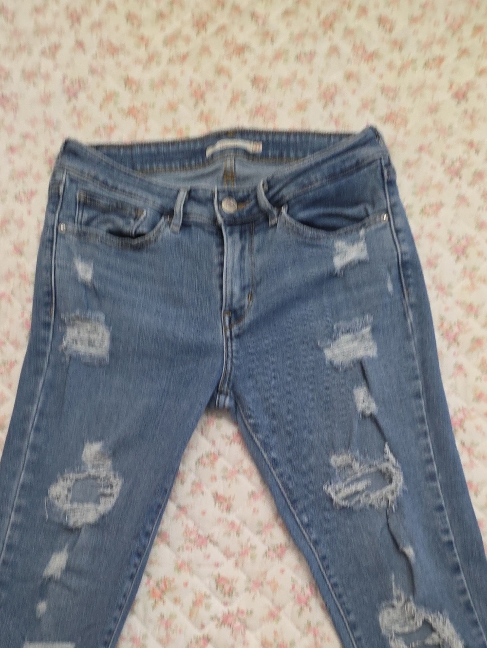Women’s Distressed Skinny Jeans in Medium Blue